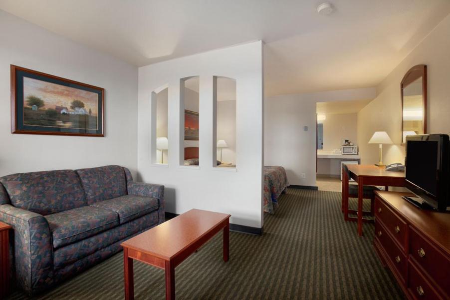 Travelodge Hotel By Wyndham Weyburn Exterior foto