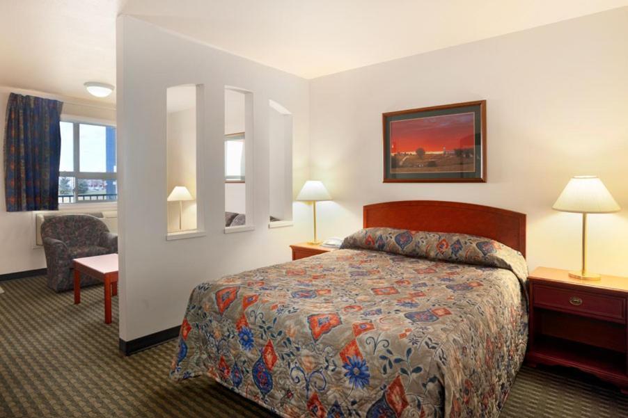 Travelodge Hotel By Wyndham Weyburn Exterior foto